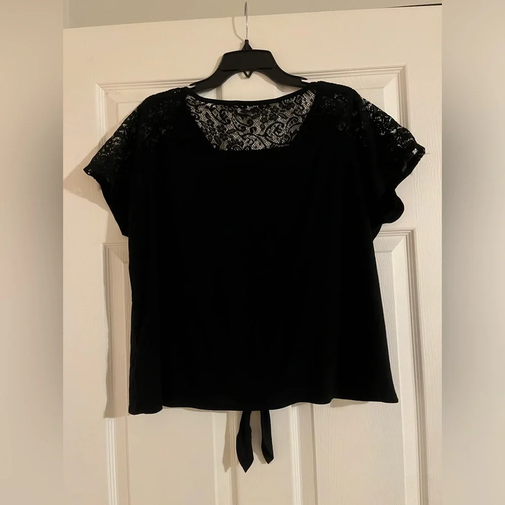 Lace detail floral embroidered crop top tie front - Picture 6 of 9